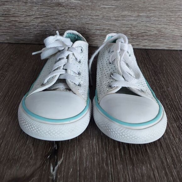 Converse Perforated Low Top Sneaker Size 9 - Picture 2 of 8